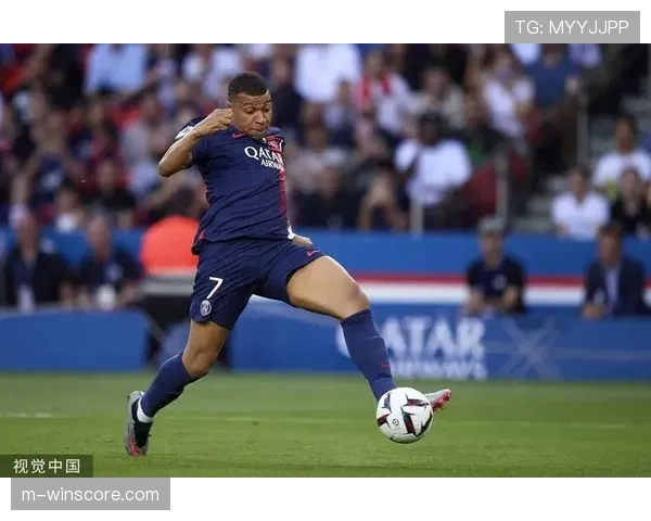 姆巴佩点射破门后手指队徽，巴黎圣日耳曼1-1战平马德里竞技